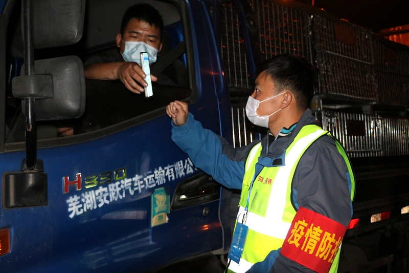 新一輪疫情發(fā)生后，安徽路橋迅速行動，組織全體職工和勞務(wù)工人進(jìn)行全員核算檢測，筑牢疫情防控第一道防線。此外，還積極投身屬地疫情防控，踐行國企擔(dān)當(dāng)。