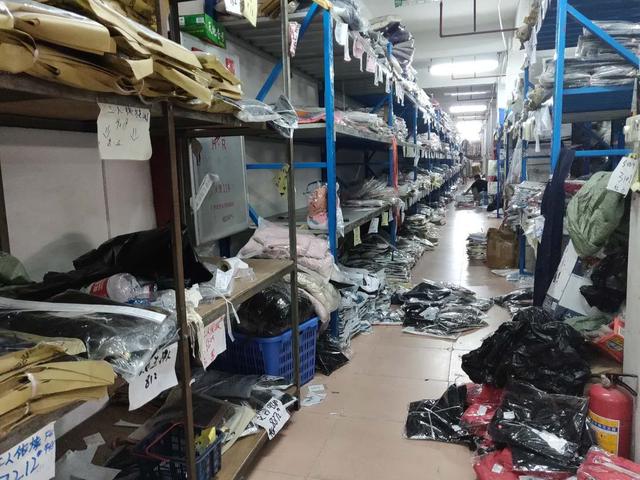 廣州石井10000平方服裝批發倉庫 高效展示與服飾批發新體驗